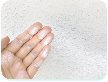 外壁に触ると、白い粉がつく