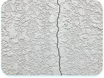 ひび割れ（クラック）が見られる