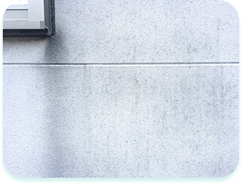 雨染みや汚れが目立つ